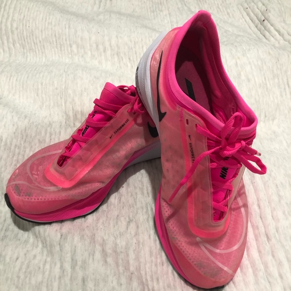 neon pink nike trainers